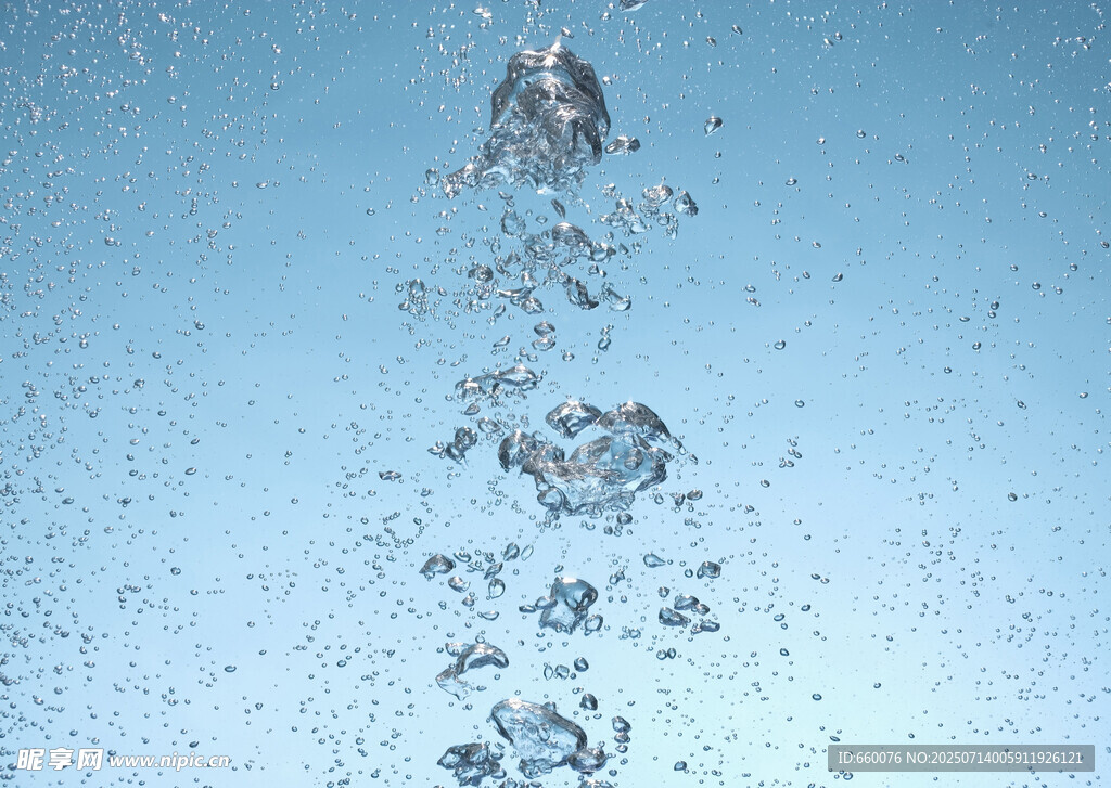 水滴飞溅瞬间