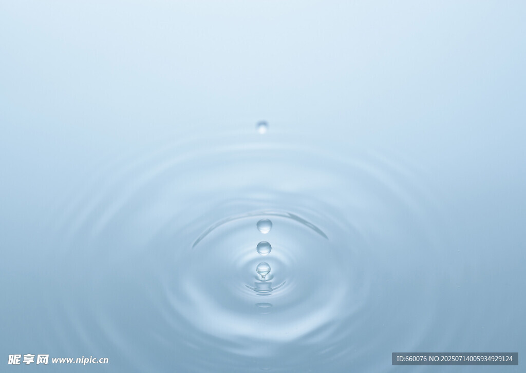 水滴入水泛起层层涟漪