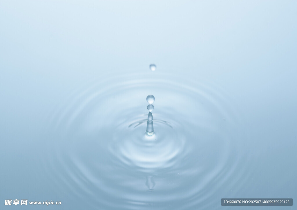 水滴入水泛起层层涟漪