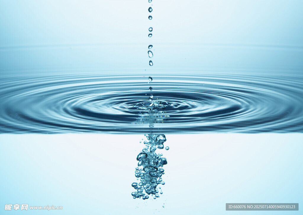 水滴入水泛起涟漪