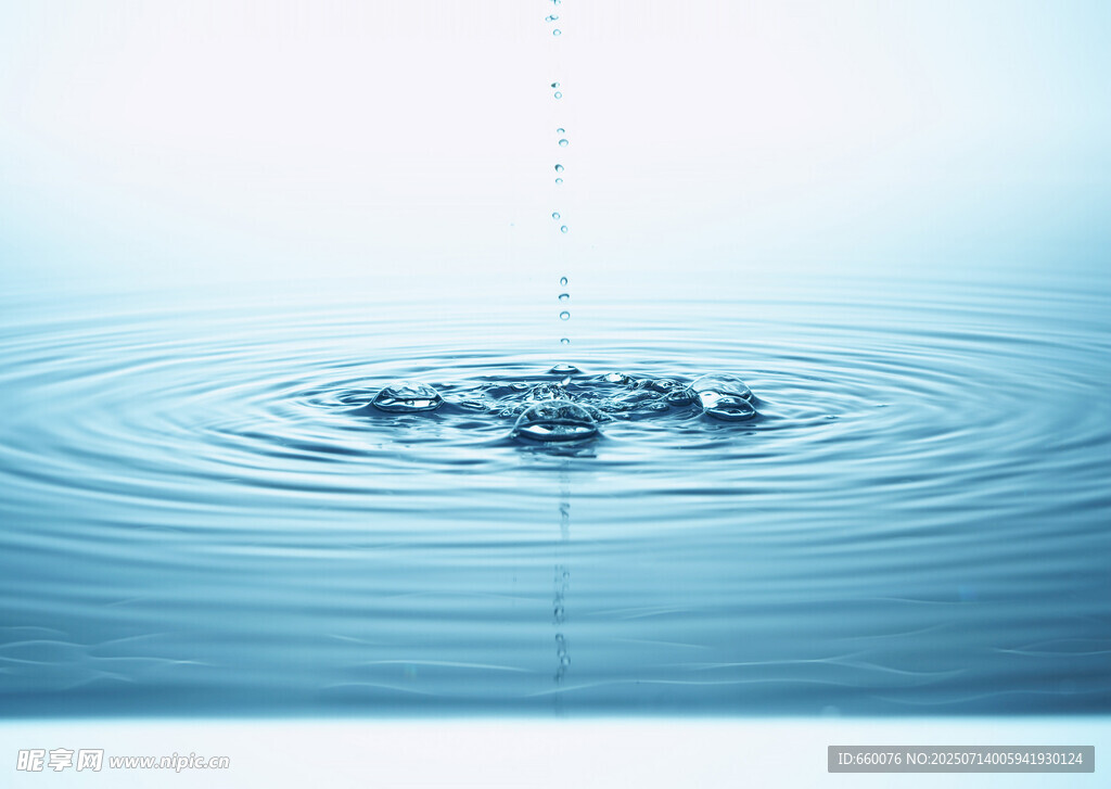 水滴入水泛起层层涟漪