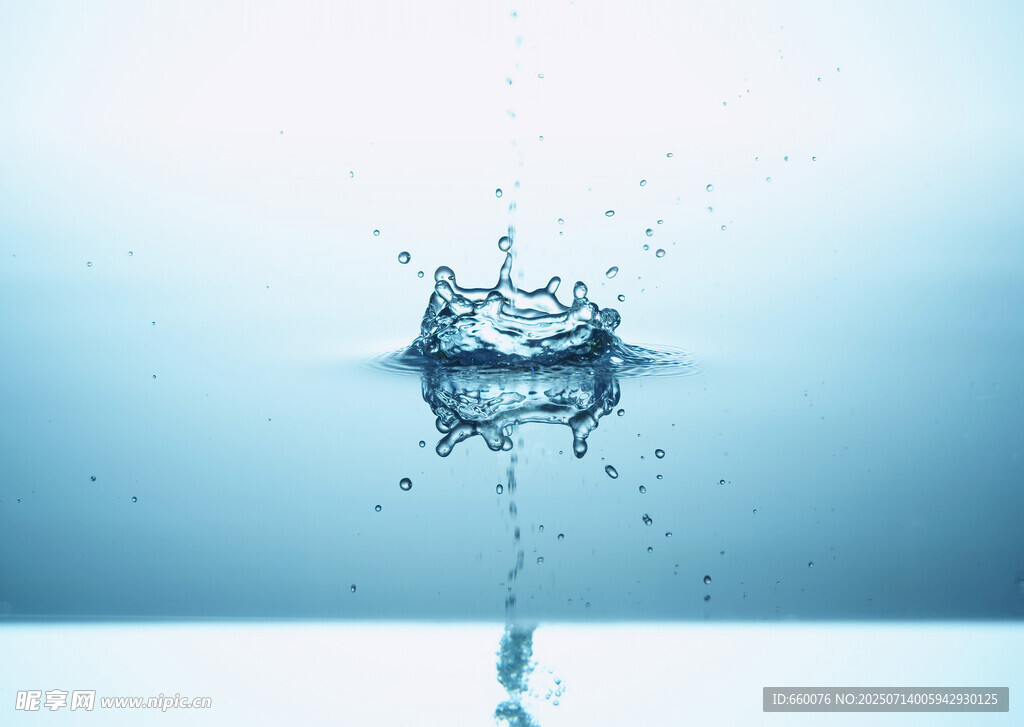 水滴入水瞬间的美丽景象