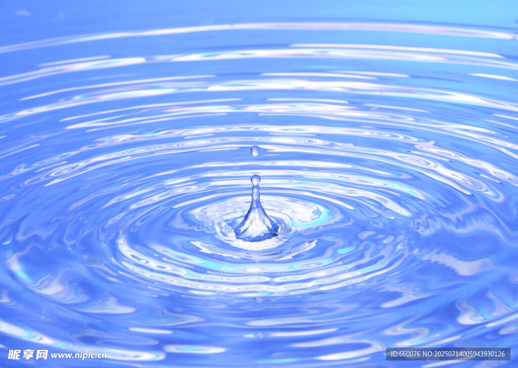 水滴入水泛起层层涟漪