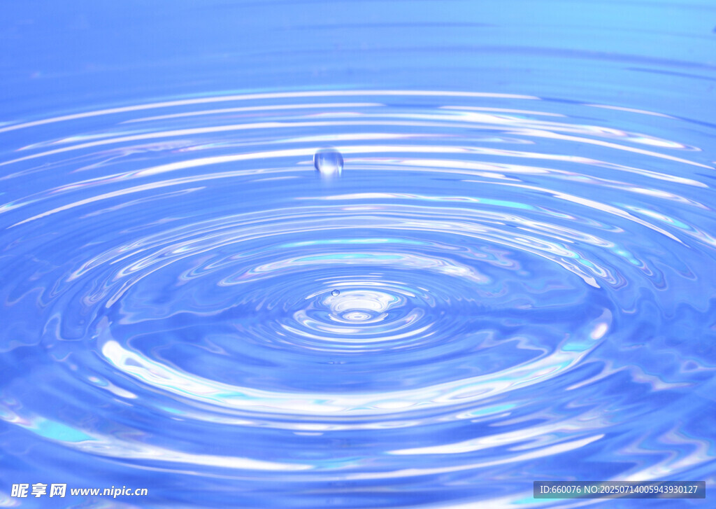 水滴入水泛起蓝色涟漪