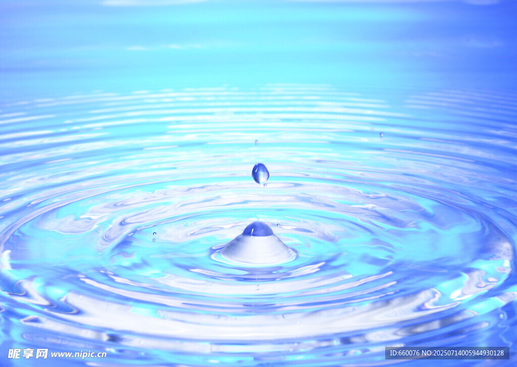 水滴入水泛起层层涟漪