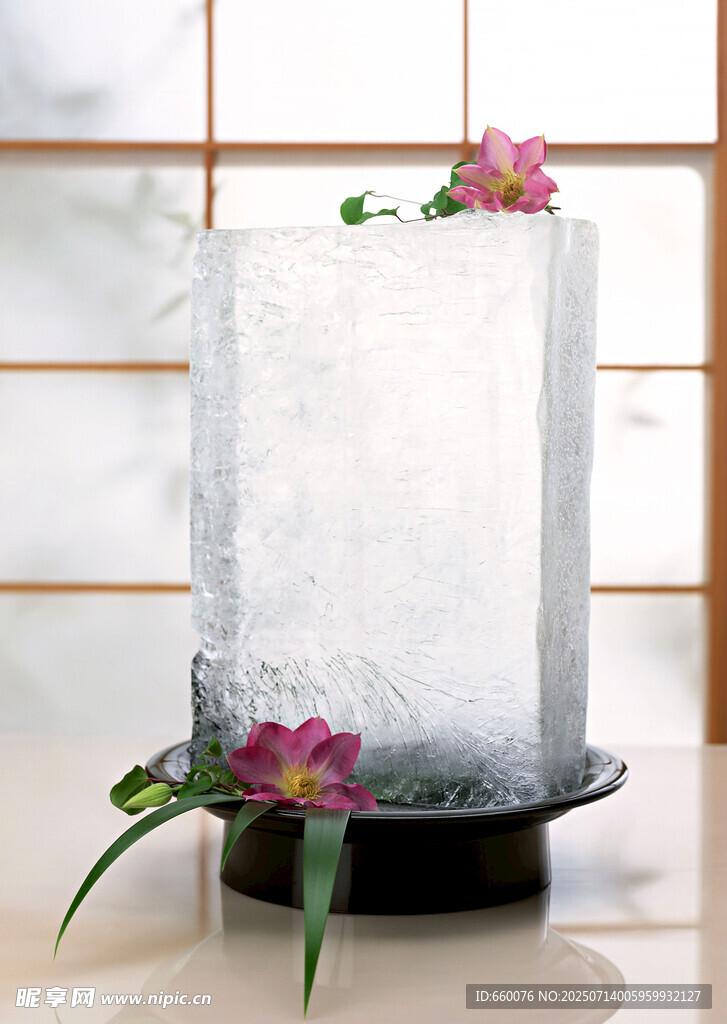 冰雕花瓶配娇艳花朵