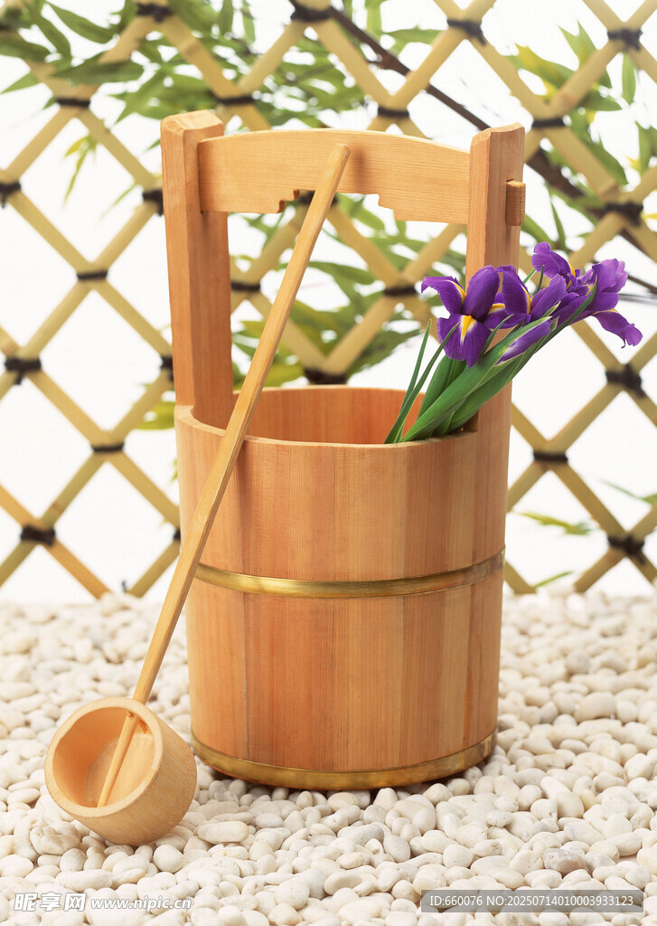 竹制花桶与舀具 