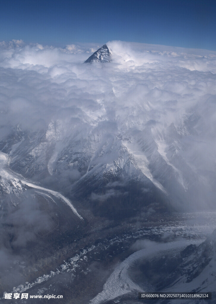 雪山云海壮丽景观
