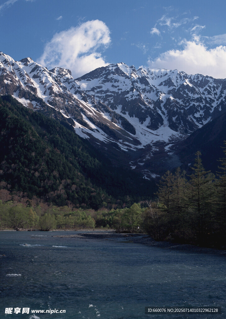 雪山下的宁静河流