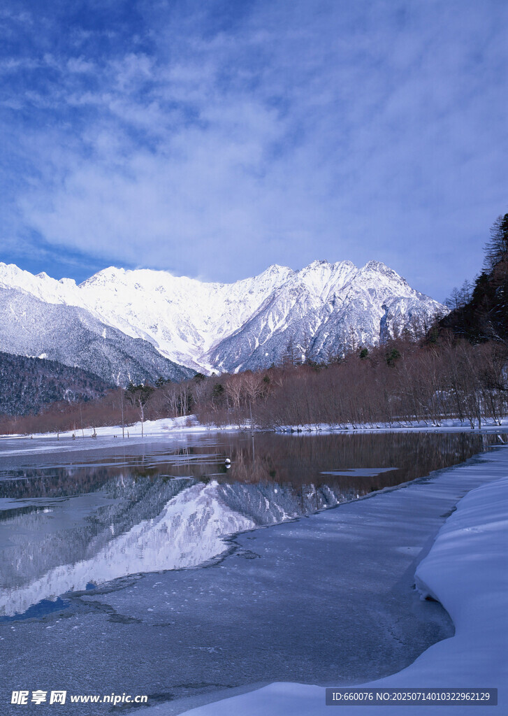 雪山下的宁静湖泊