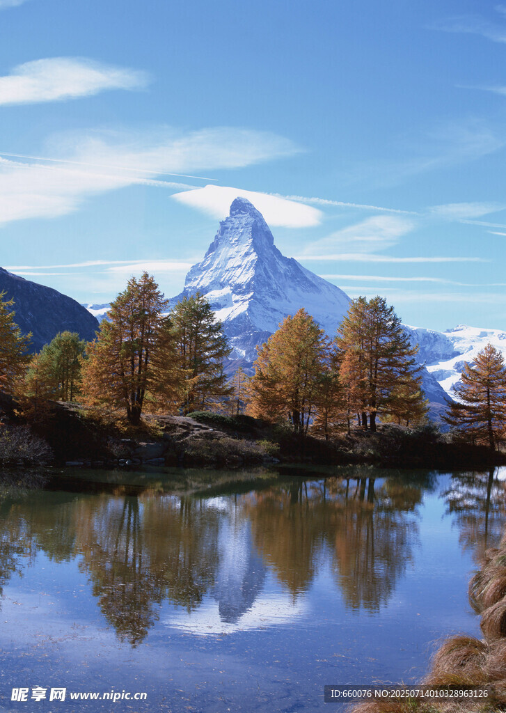 阿尔卑斯山壮丽湖景