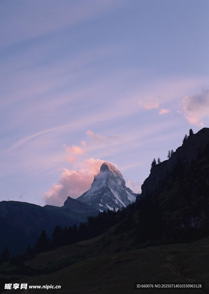 夕阳下的壮丽山峰
