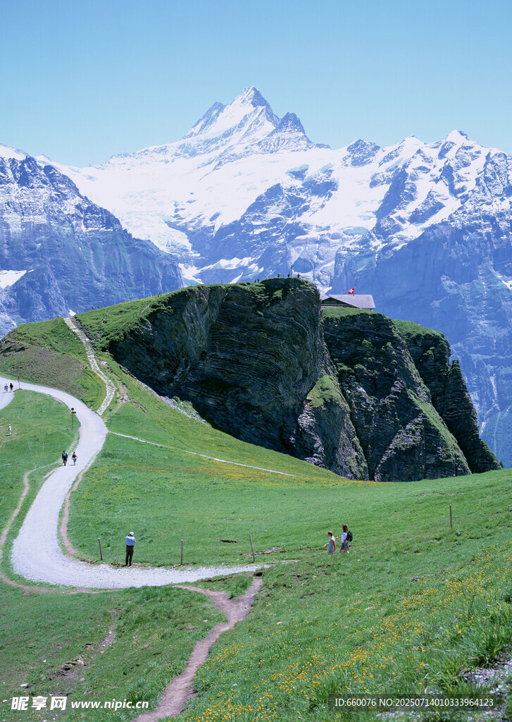山间蜿蜒公路与壮美雪山