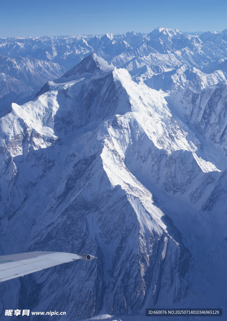 俯瞰壮丽雪山美景