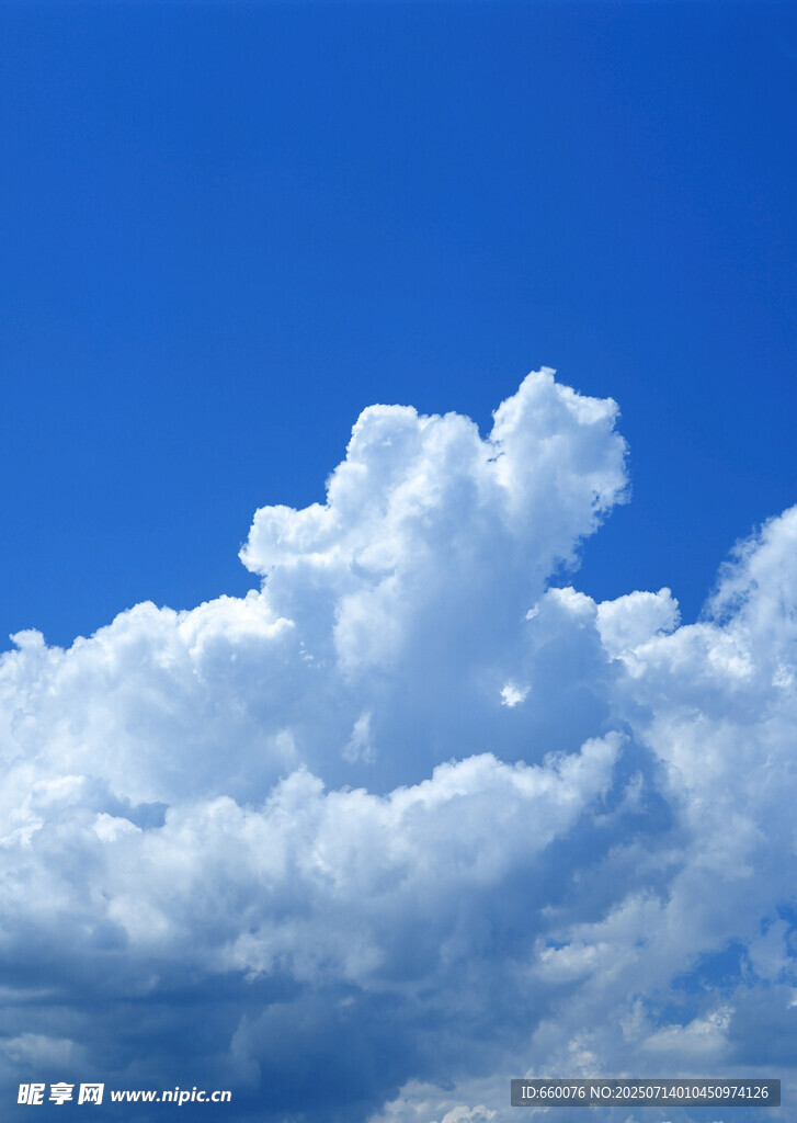 蓝天中的蓬松白云