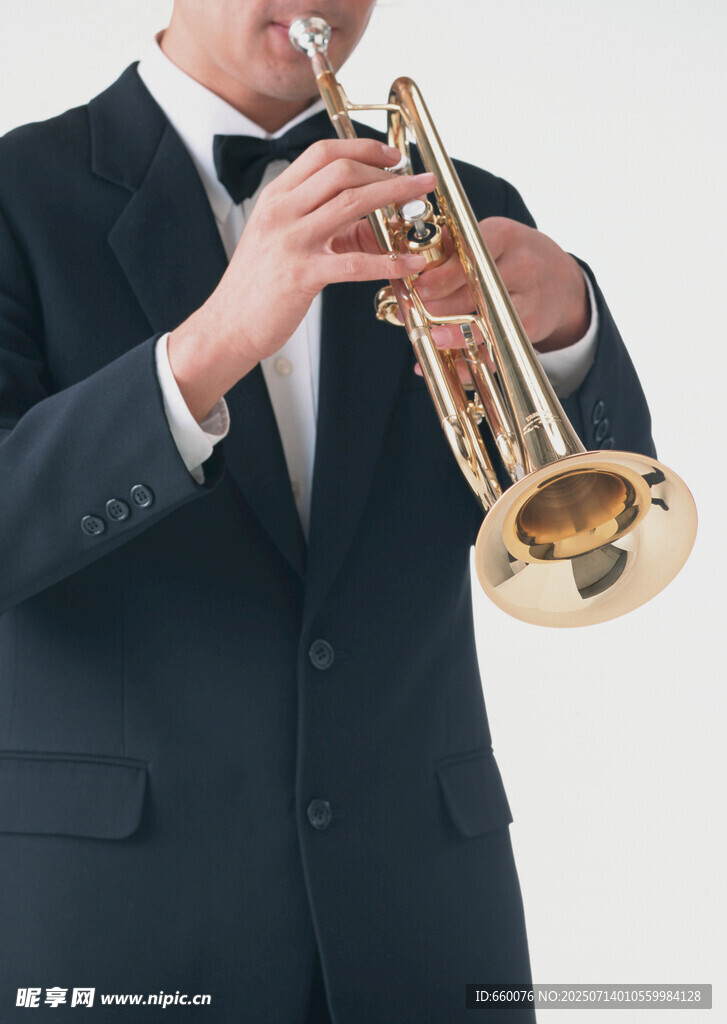 男子专注吹奏金色小号