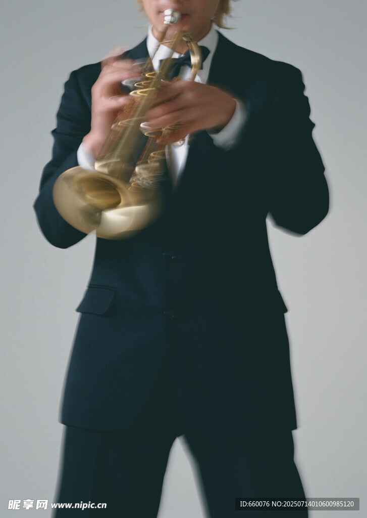 男子吹奏金色小号