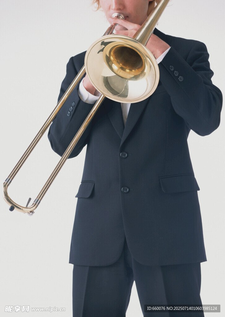 西装男子吹奏长号