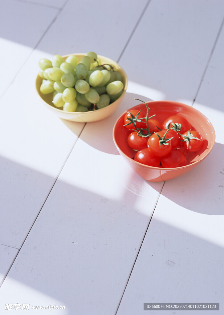 两碗新鲜蔬菜