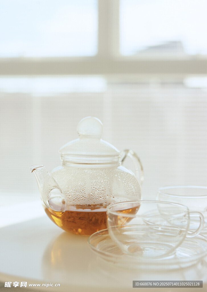 玻璃茶壶中的热茶