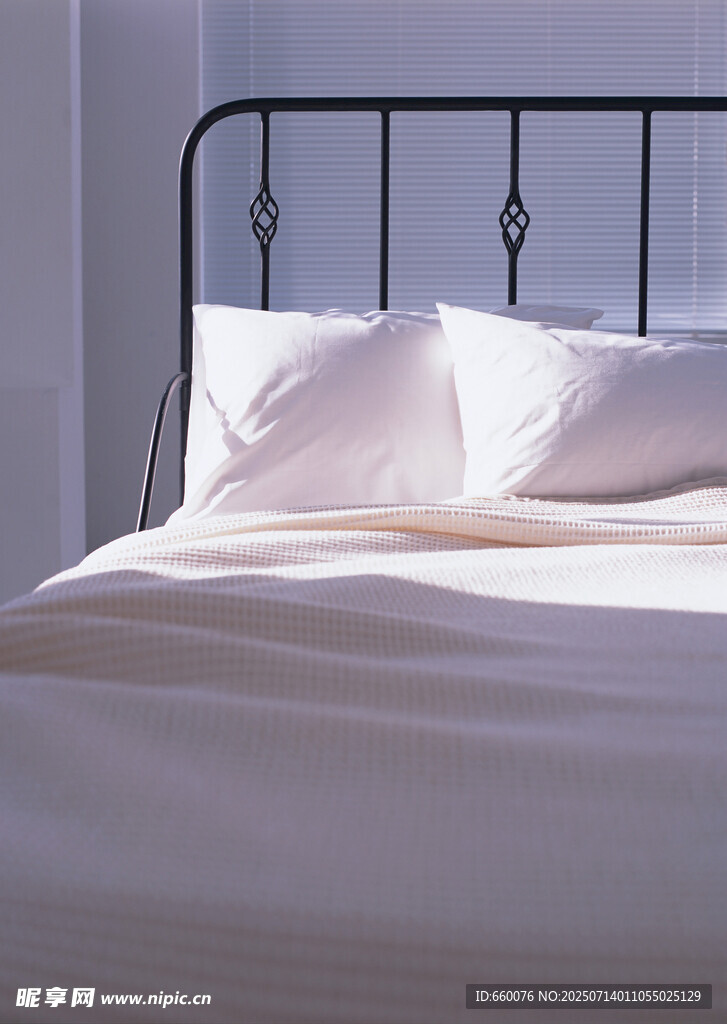 简约卧室中的舒适床铺