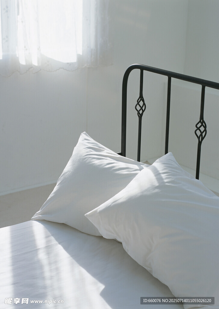 简约卧室中的白色枕头