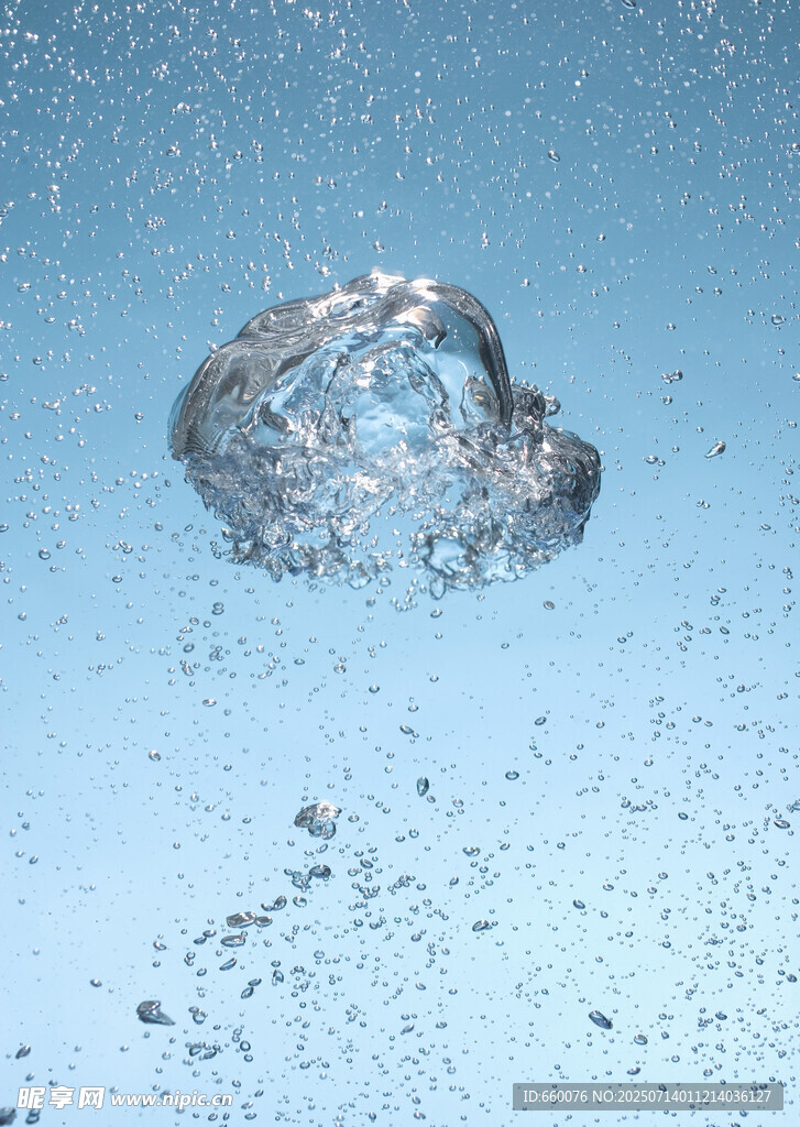 水滴入水瞬间的美妙景象