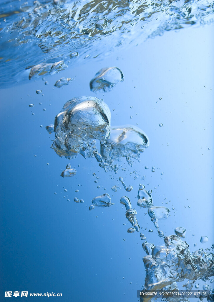 水中的晶莹气泡