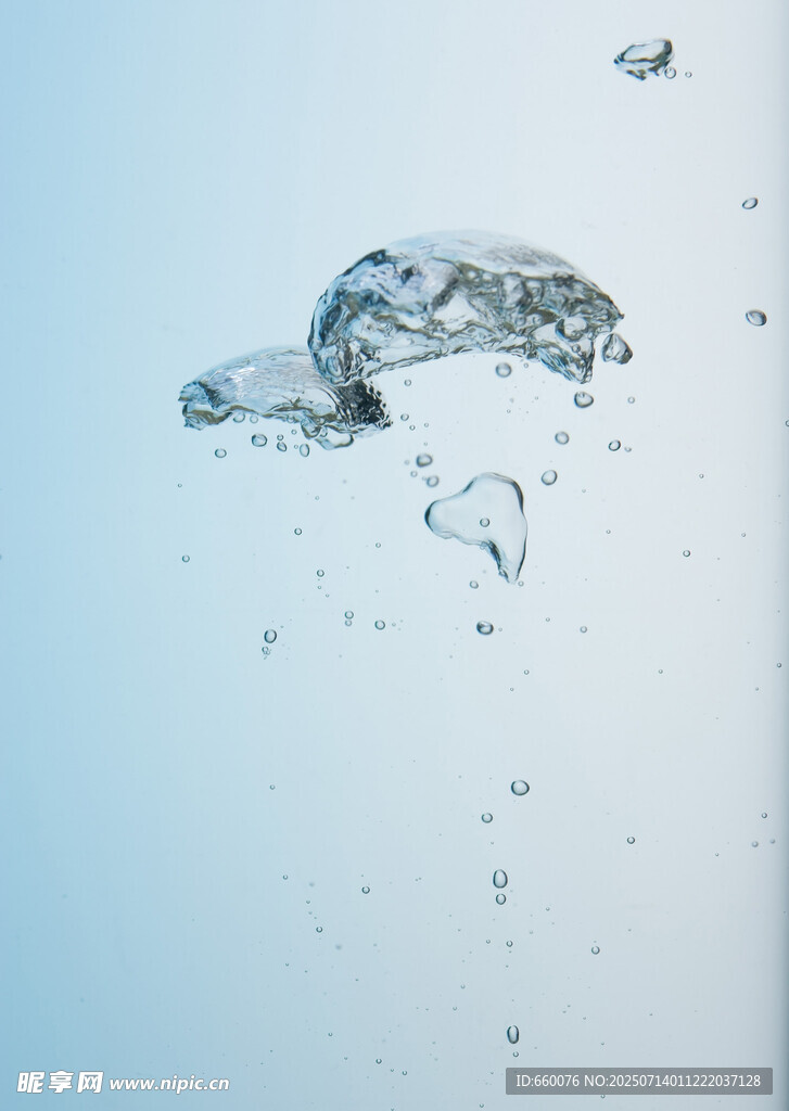 水滴飞溅瞬间