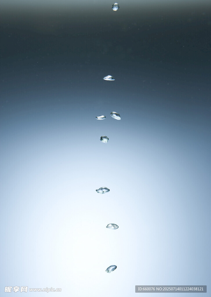 水滴坠落的唯美瞬间