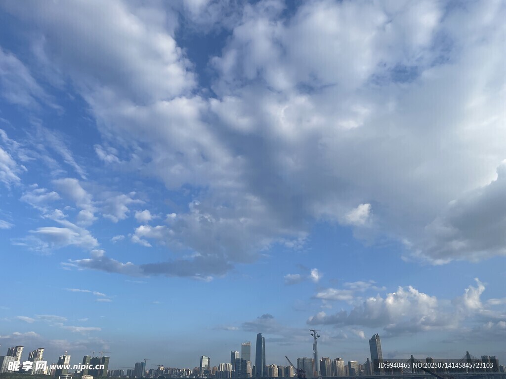 城市上空的蓝天白云