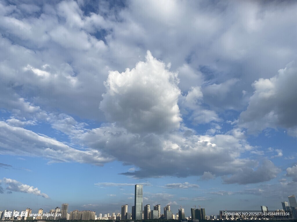 城市上空的壮丽云朵景观