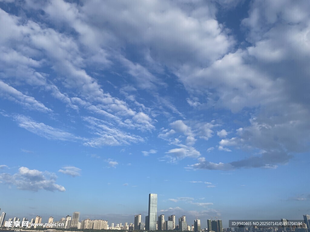 城市天际线与蓝天白云