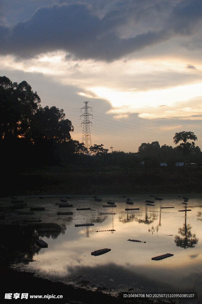 黄昏湖畔静谧景象