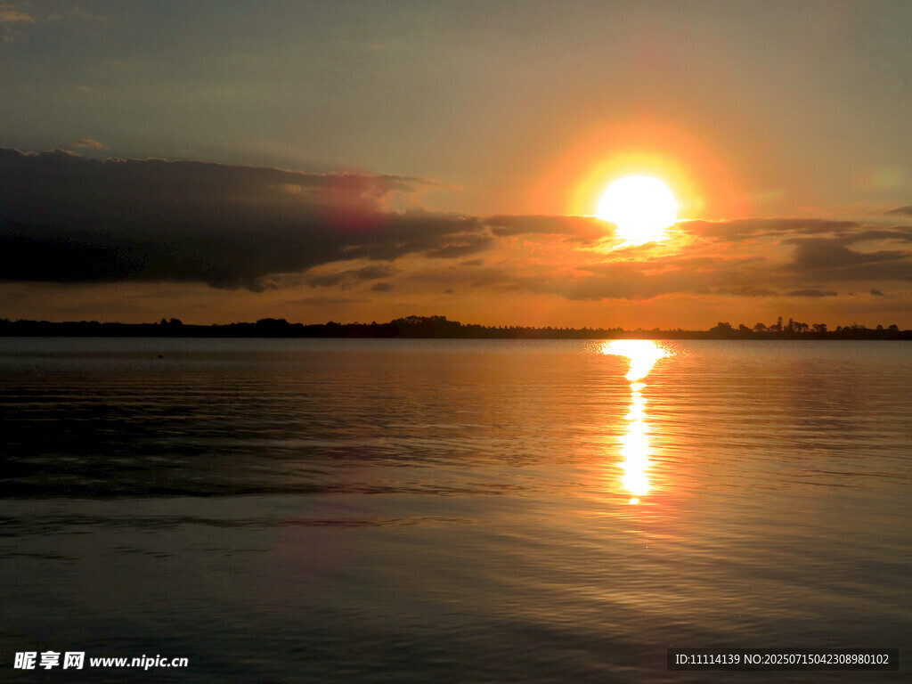 海滨夕阳美丽景象