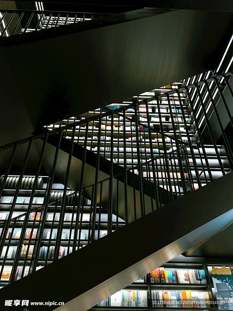 图书馆内的交错书架景观