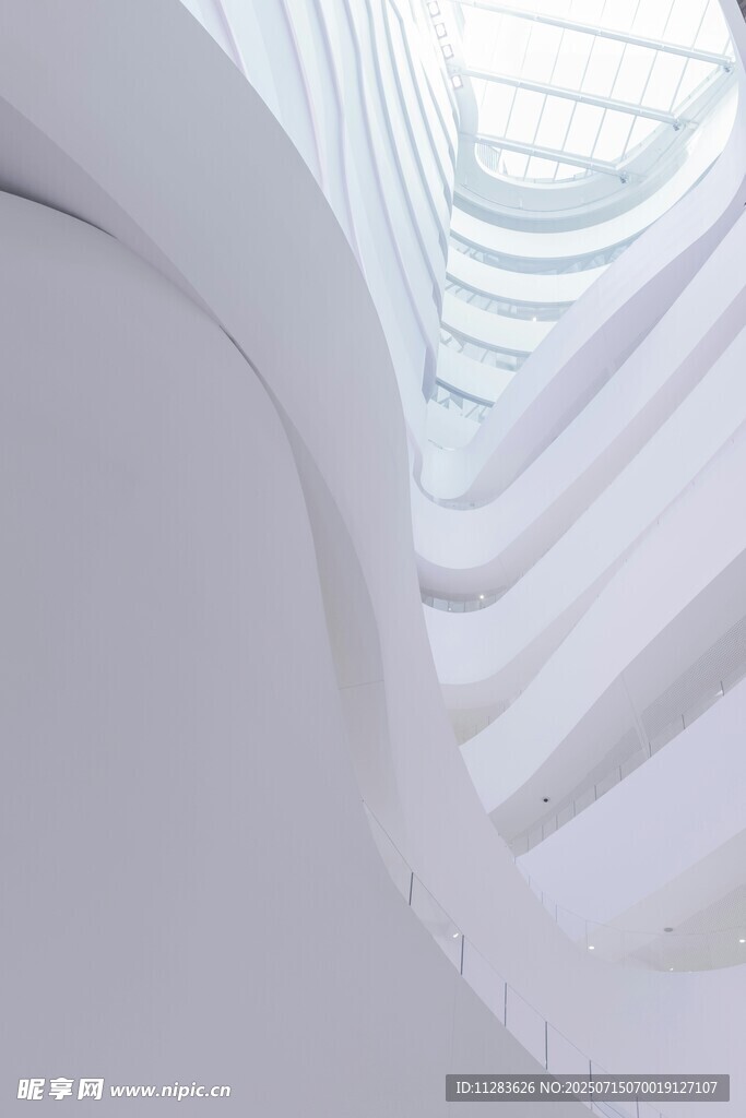 白色螺旋楼梯建筑美学