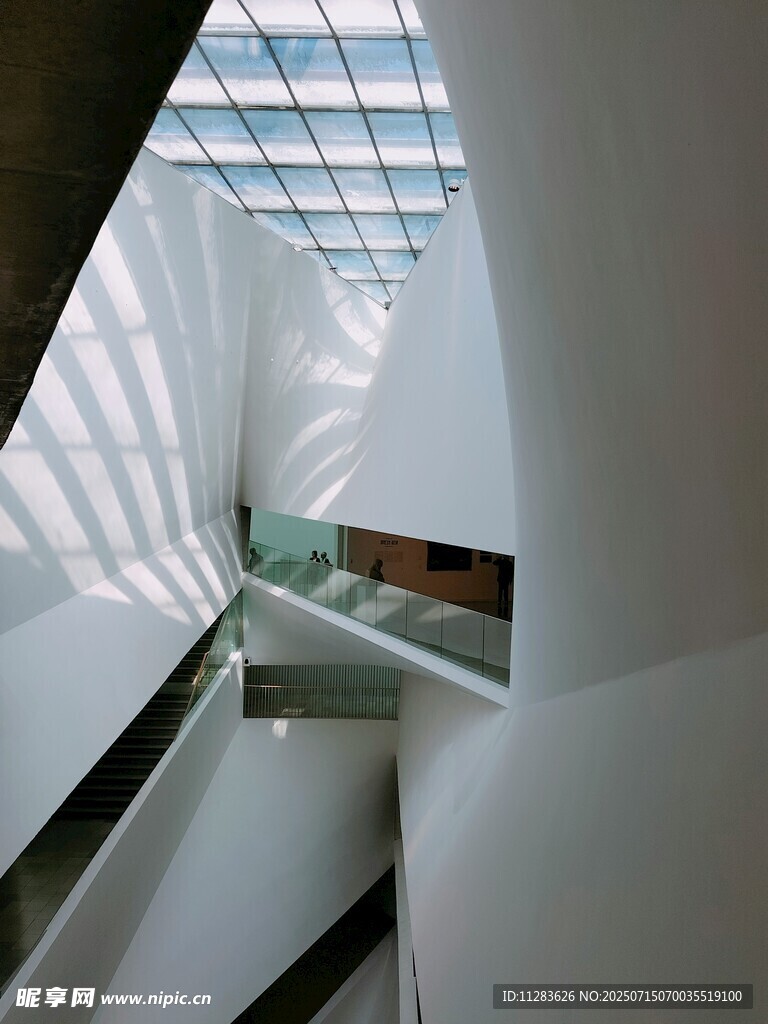 现代建筑内部光影空间