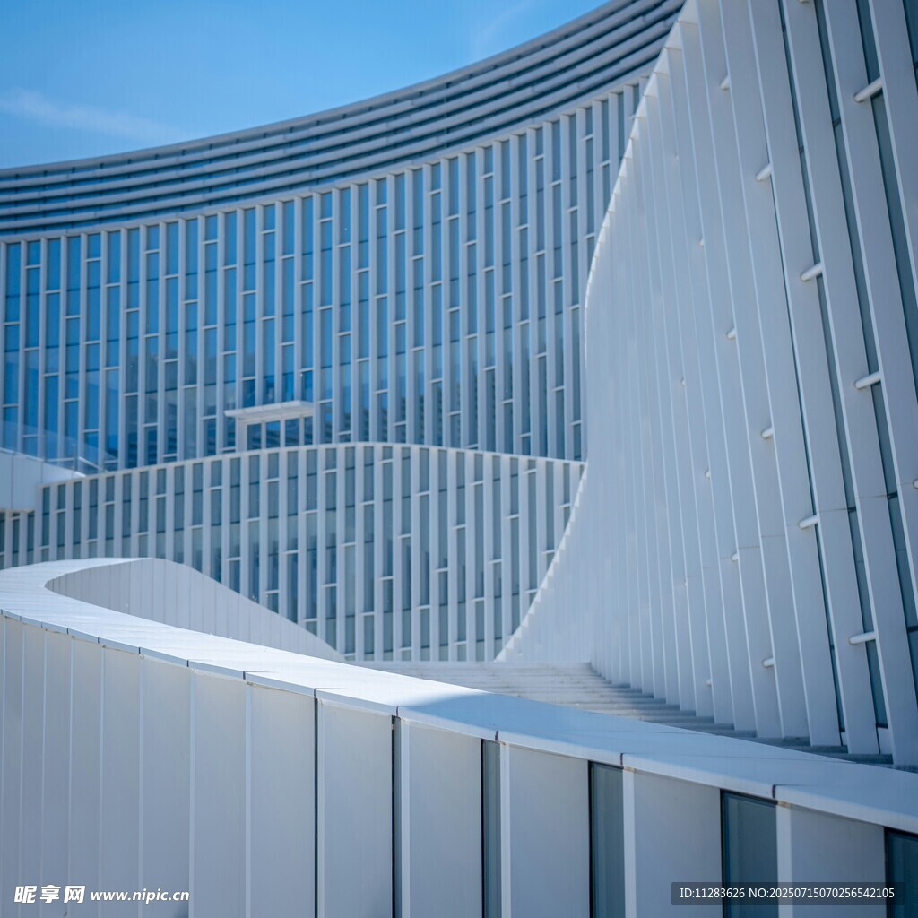 现代弧形建筑外观特写
