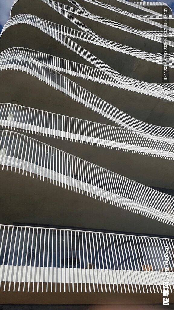 金属波浪形建筑外观