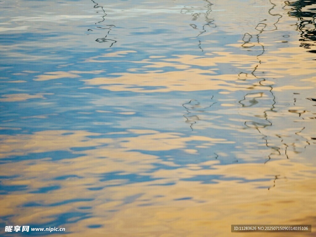 波光粼粼的水面美景