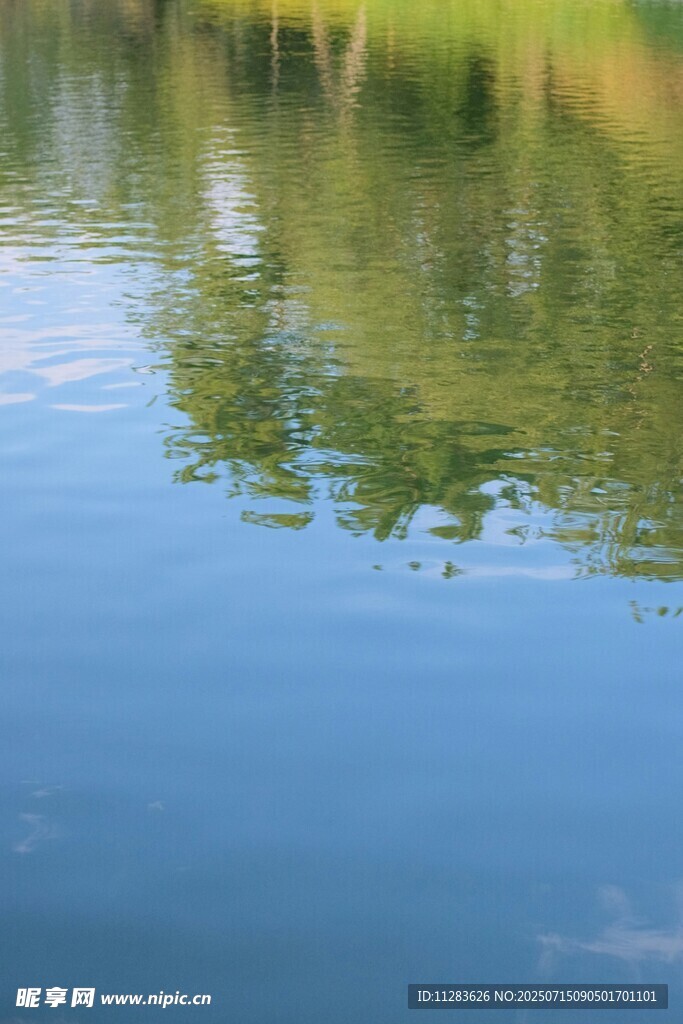 湖面倒影的静谧自然景致