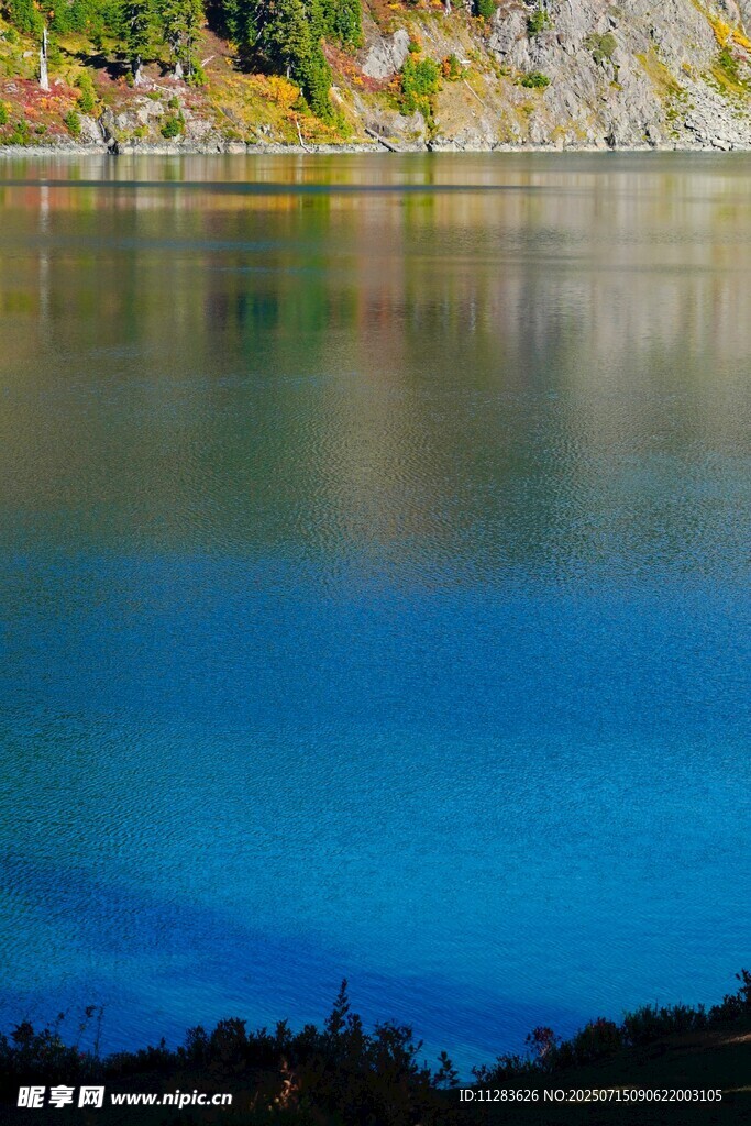 宁静蓝湖风光