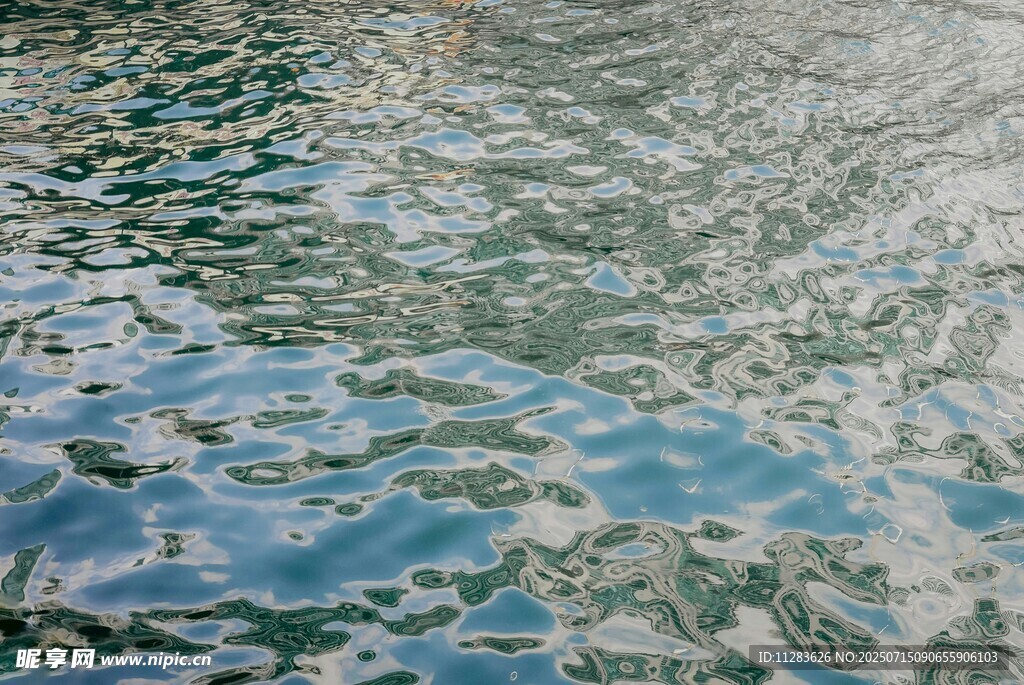 波光粼粼的水面
