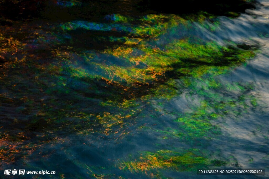 波光粼粼的多彩水面
