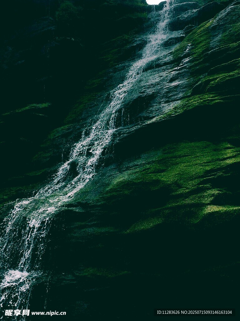 山间飞瀑
