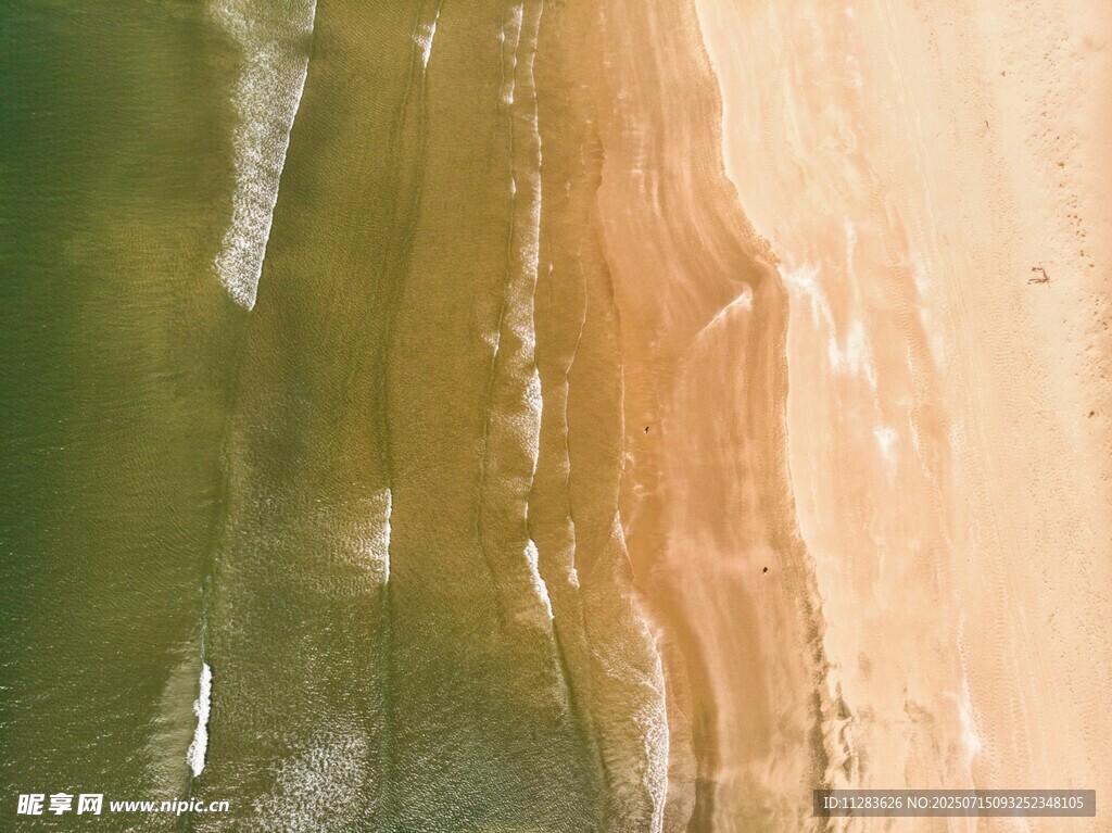沙滩与海水的自然景致