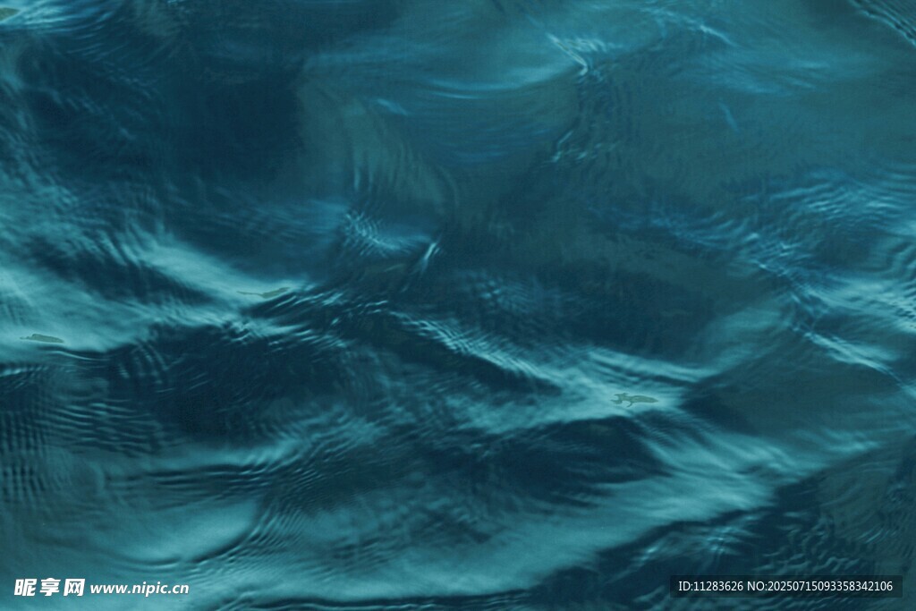深邃蓝色海洋波纹画面