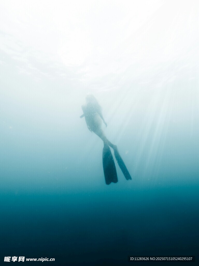 深海中的孤独潜水者
