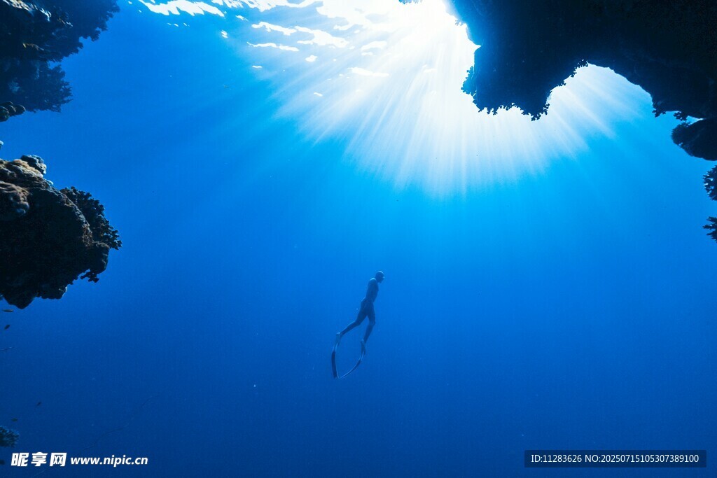 海底潜水者沐浴阳光景象